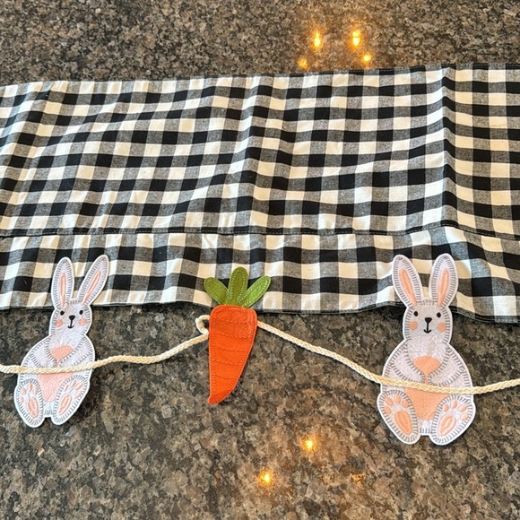 Easter checkered table or mantel runner EUC - Picture 3 of 10